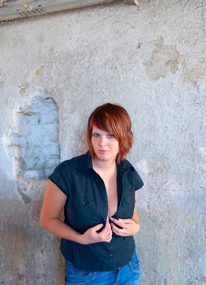 Cosmid offers a free pic gallery with Nika demonstrating hot body