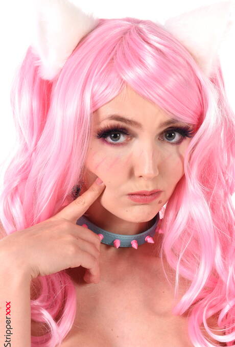 iStripper offers a free picture gallery with Sia Siberia in toying her pussy