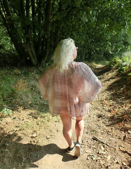 TAC Amateurs offers a free photo gallery with Barby in scene with inserting a toy in cunt