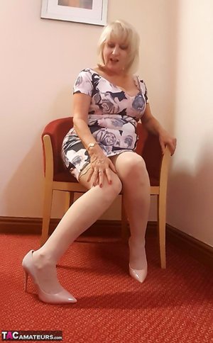 TAC Amateurs are pleased to offer you xxx photos featuring Lornablu in toying twat porn scene